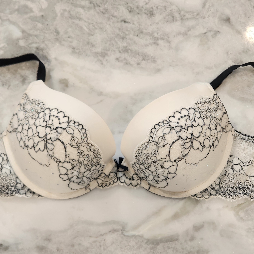Victoria's Secret Dream Angels Cream Push-Up Bra with Black Lace